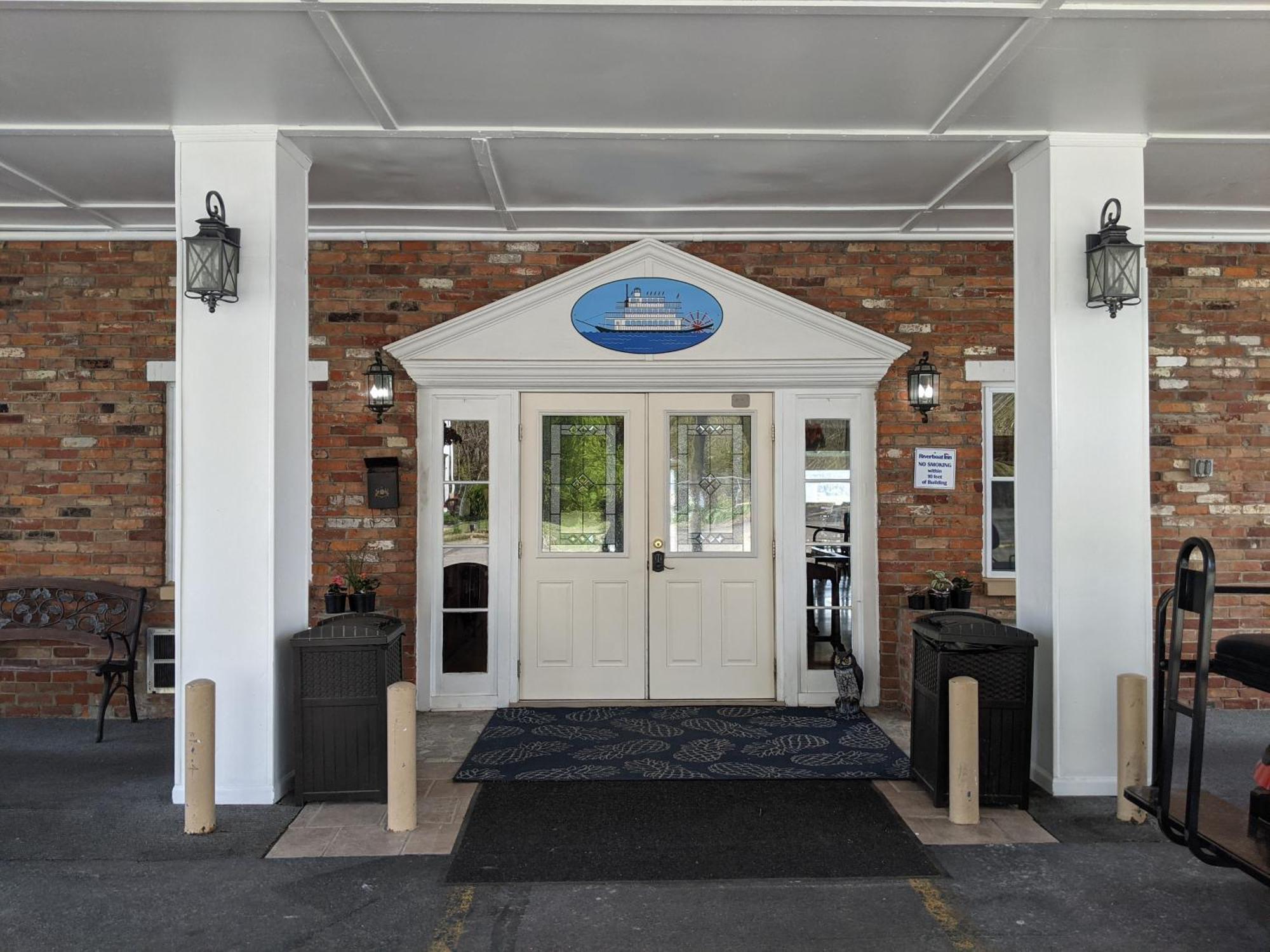 Riverboat Inn & Suites Madison Extérieur photo