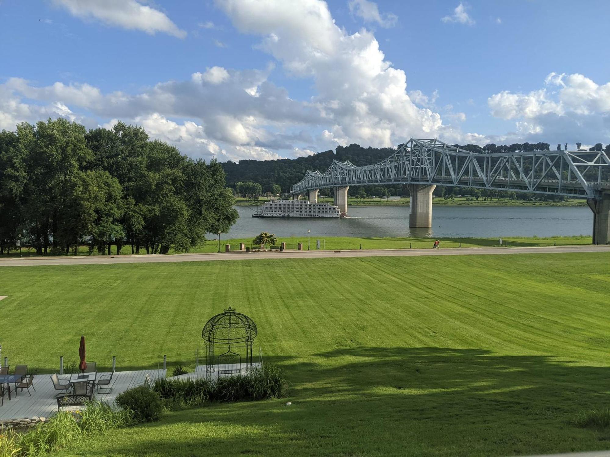 Riverboat Inn & Suites Madison Extérieur photo