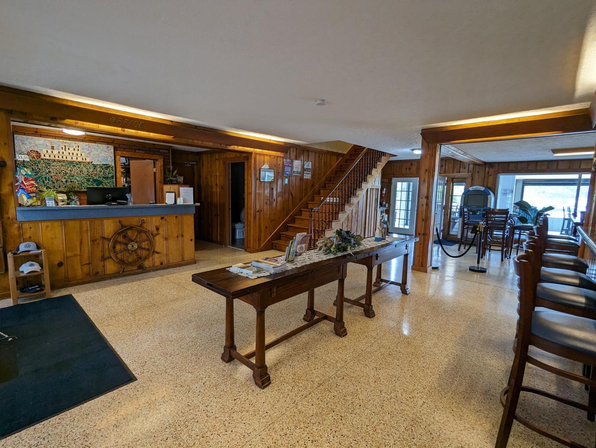 Riverboat Inn & Suites Madison Extérieur photo