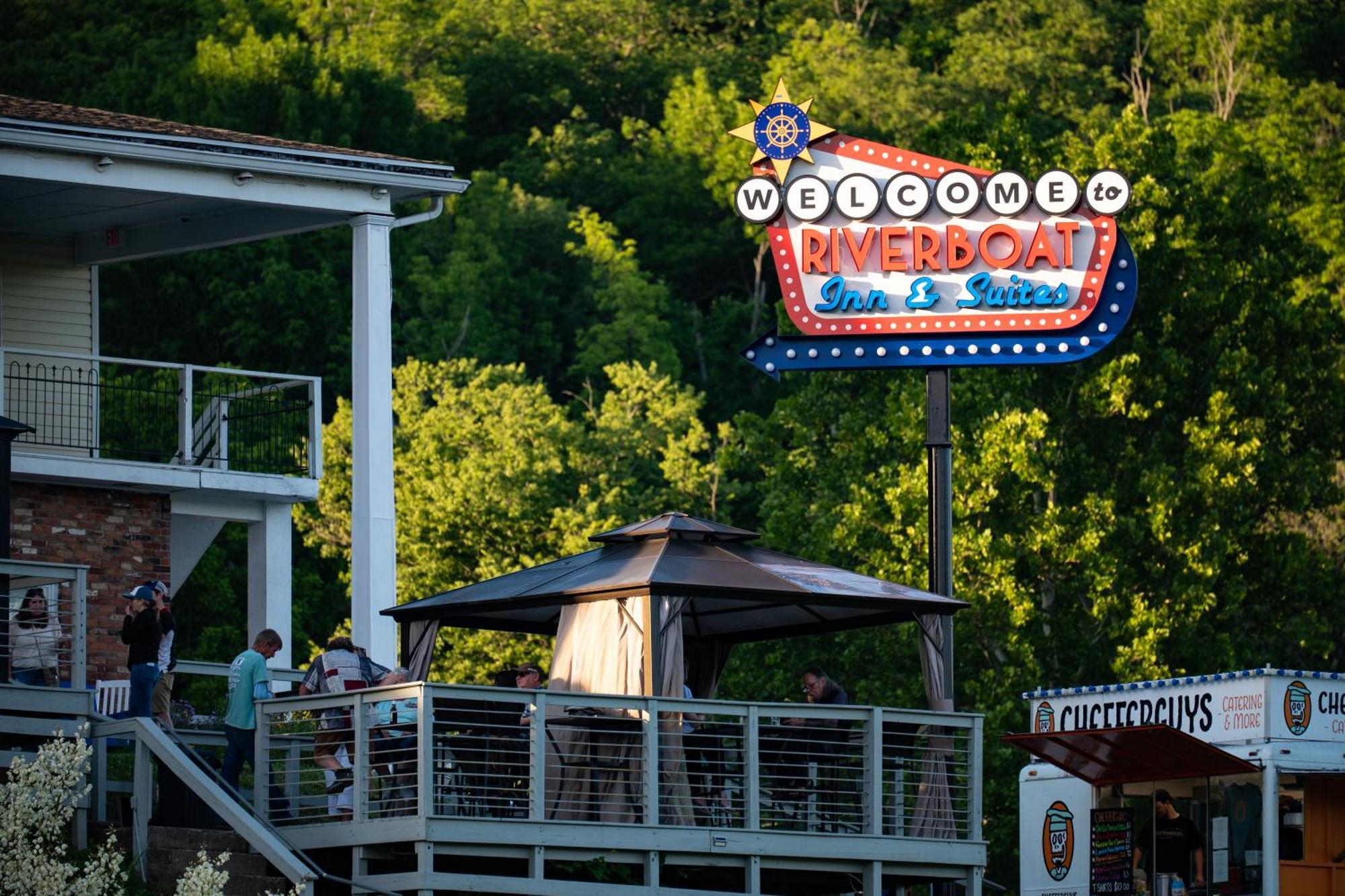 Riverboat Inn & Suites Madison Extérieur photo